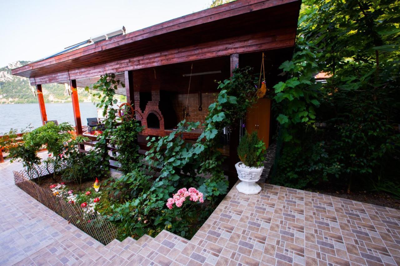Casa Camelia Ξενοδοχείο Dubova Εξωτερικό φωτογραφία